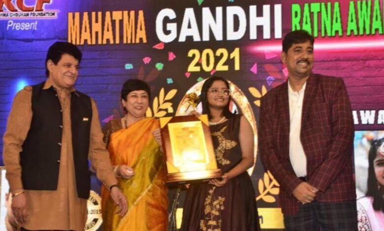 Singer Chandni Vegad honored with Mahatma Gandhi Ratna Award 2021 in Mumbai